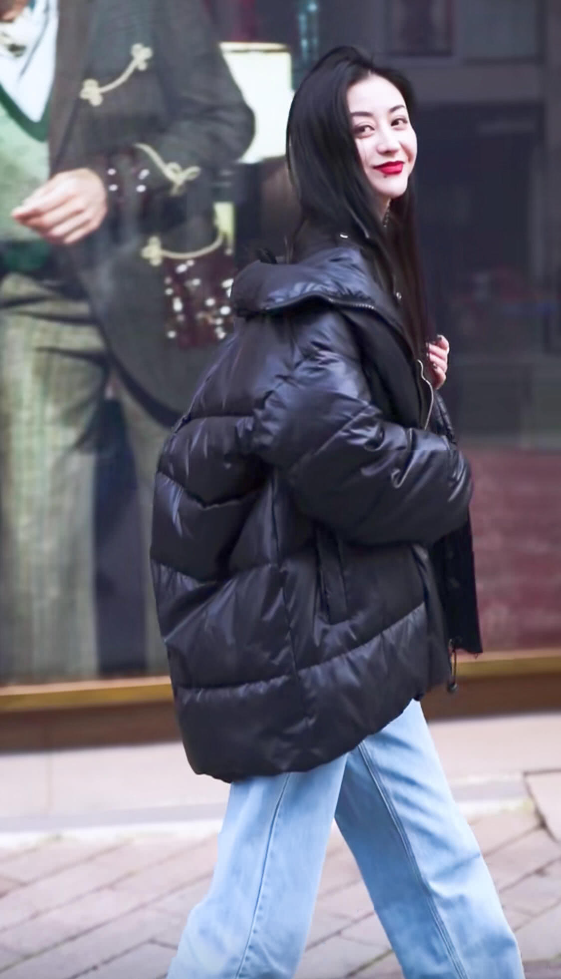 酷极了|建议牛仔裤不要穿七分的,试试“翻边穿法”,搭配毒液鞋酷极了