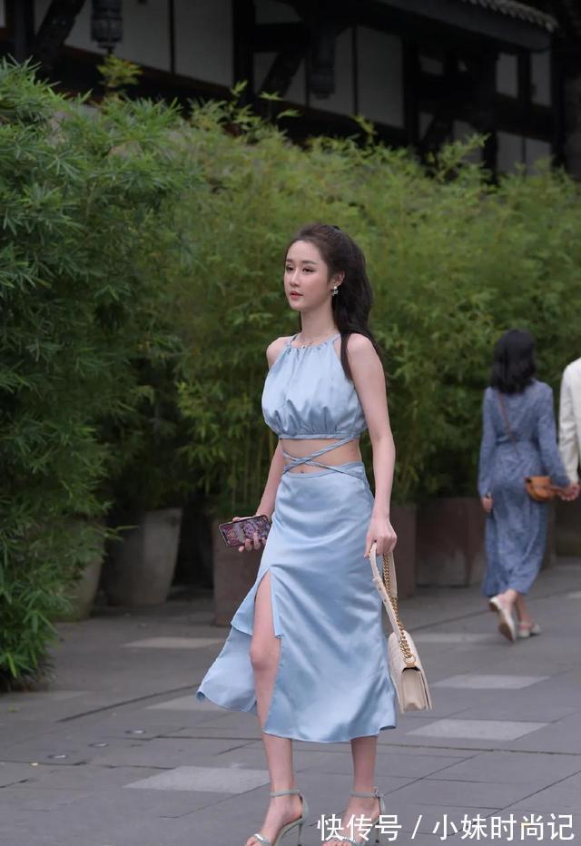 身材 小姐姐一袭浅蓝色个性仙女长裙,凹显身材,惊艳路人