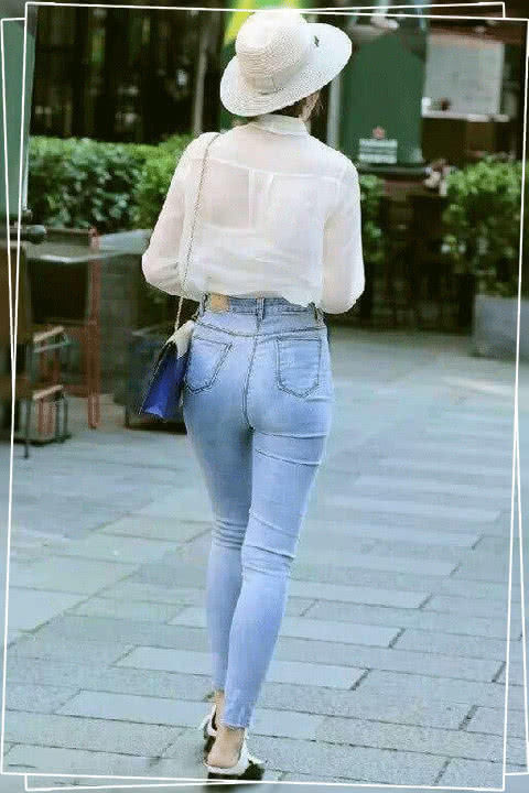 柔软舒适的牛仔布料,穿起来不单调,感觉到很休闲