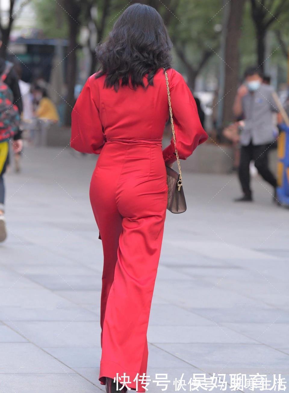 高跟鞋 小白鞋搭配修身碎花裙,优雅时尚,满满的青春少女感