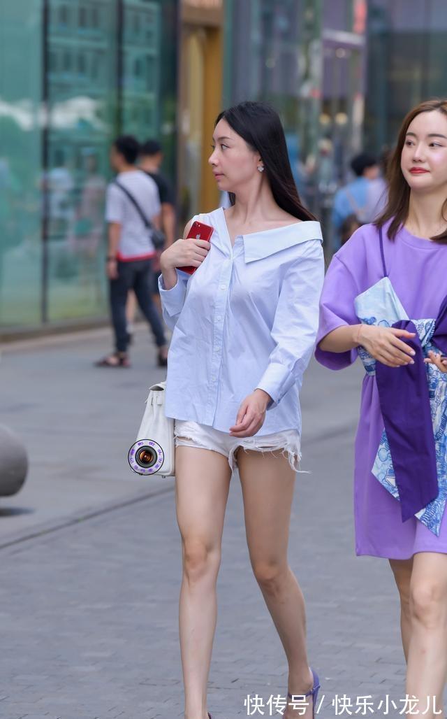 牛仔裤 浅蓝色宽松衬衣搭配白色毛边短裤,展现完美身材比例!