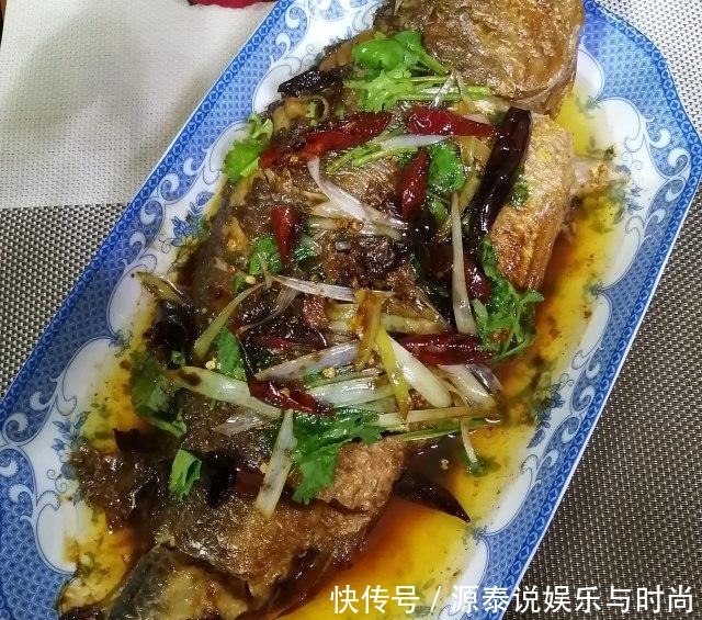 红烧大黄花鱼,鱼肉鲜嫩,汤汁浓郁