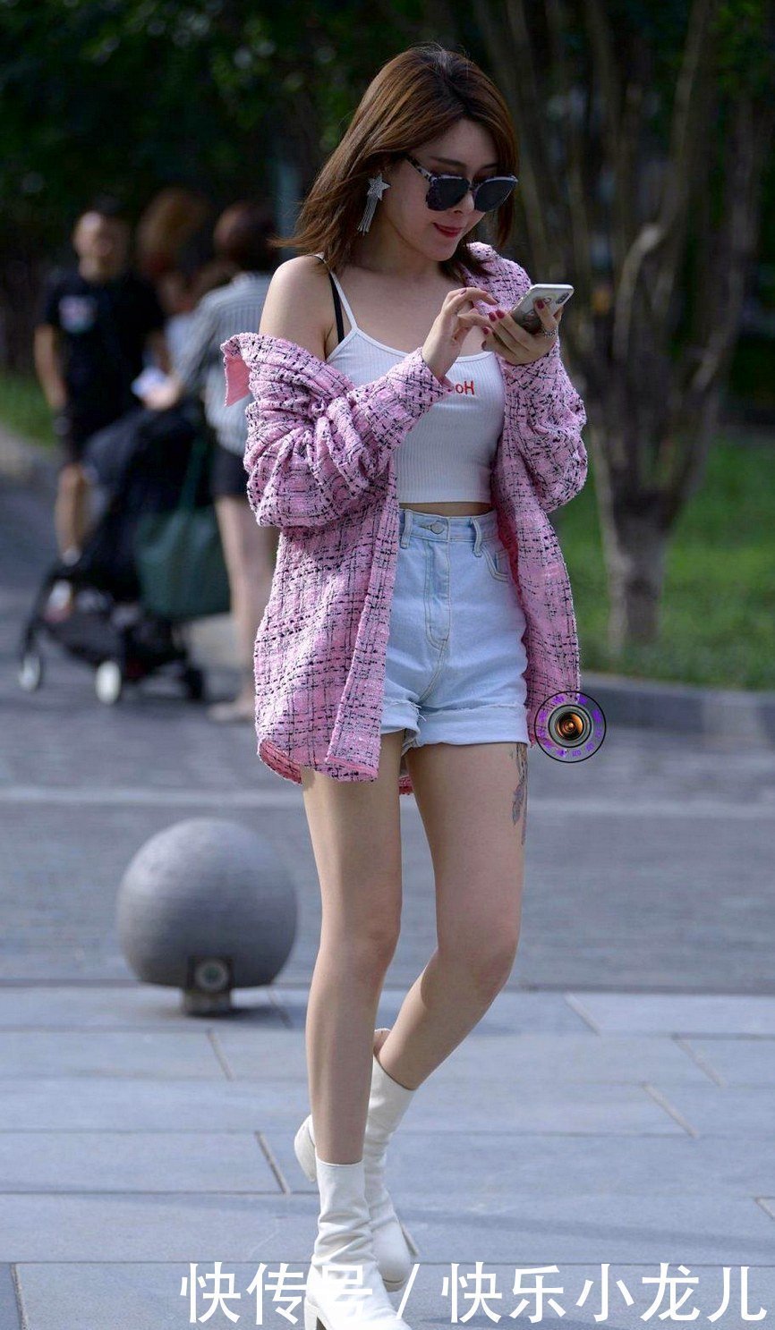 搭配牛仔短裤和粉色衬衫,有想不到的成熟美