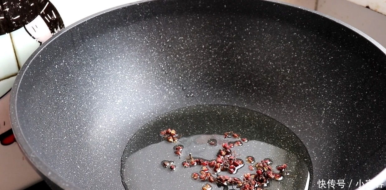 豆腐皮别再炒着吃了,教你一个特色吃法,一做一大盆,方法超简单