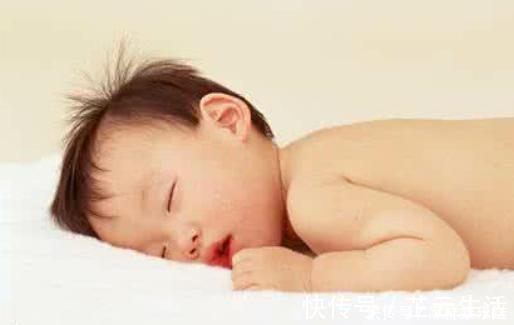 生物钟|孩子常常这样睡觉，长大后发育落后同龄人一大截，家长别不当回事