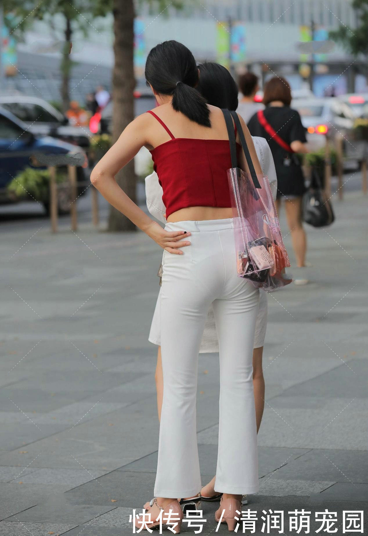 街拍喇叭裤加短款背心,红与白的相撞,展现优雅高贵