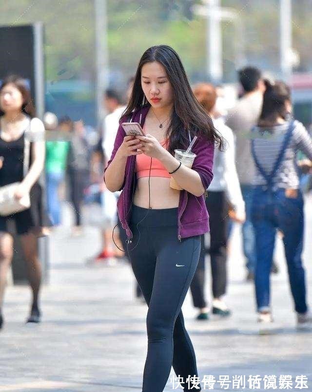 黑色 枣红色衬衣搭配黑色打底裤,色调偏低调,产生靓丽的效果!