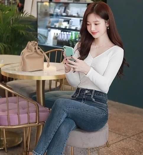 白色打底搭配简约的时尚搭配修身牛仔裤,穿着华丽帅气