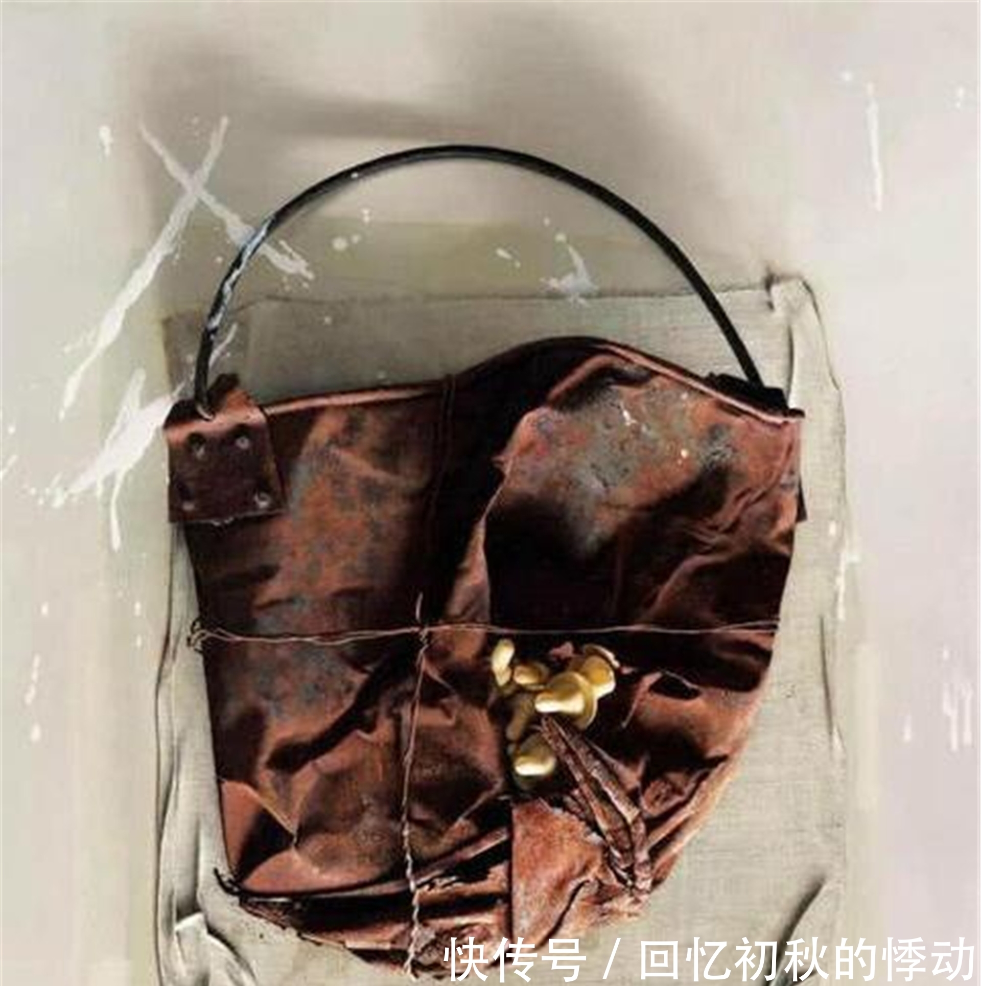 专家|他画一烂铁桶卖437万,被人批评看不懂,专家:放大9倍,看那奶嘴