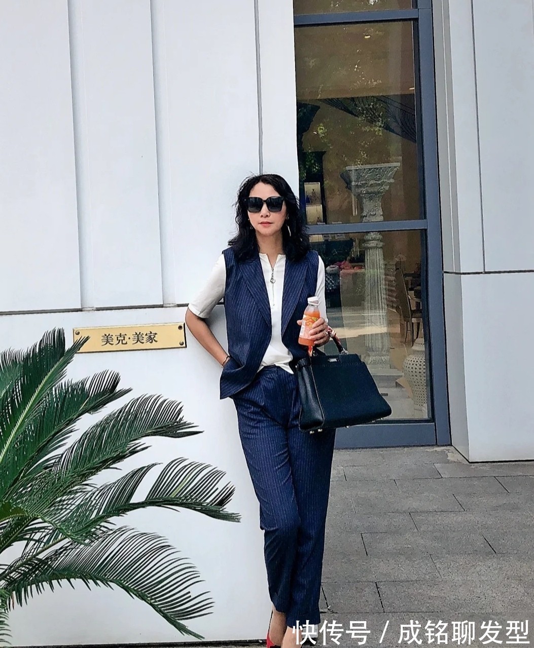 阔腿裤|适合50岁女人的秋季减龄打扮，优雅时尚又大气，美得高级更有品位