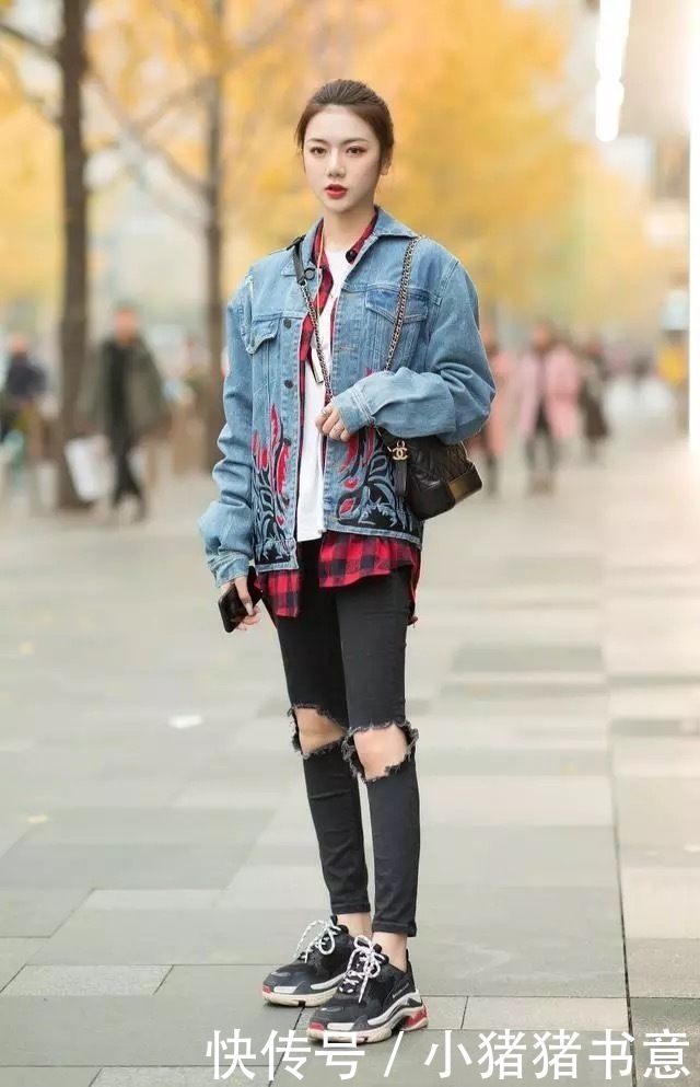 街拍穿绿色连衣裙的美女，走在街上很是惹眼，充满时尚感