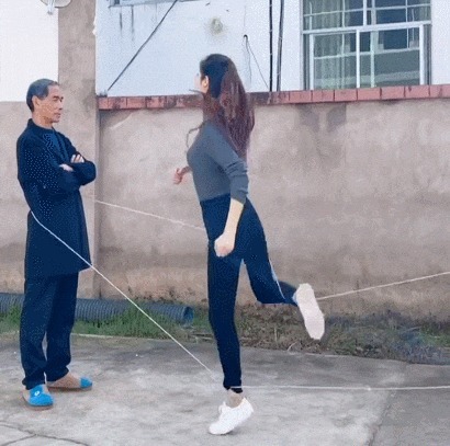 |搞笑GIF:这一跳确实挺意外 原谅我不厚道的笑了