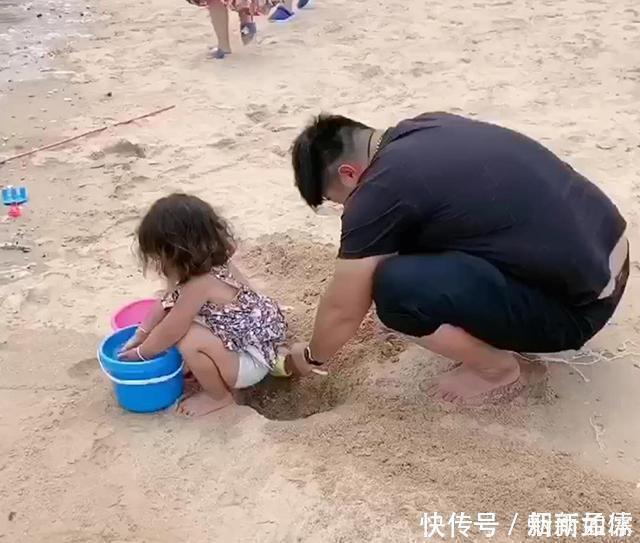 我是谁|“佛系爸爸”带女儿玩沙子,亲手给女儿挖坑,网友是亲爹吗