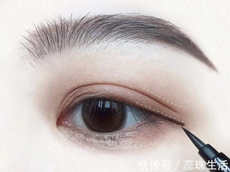 眼线|长期化妆和不化妆的女生,十年后区别也太大了吧?!