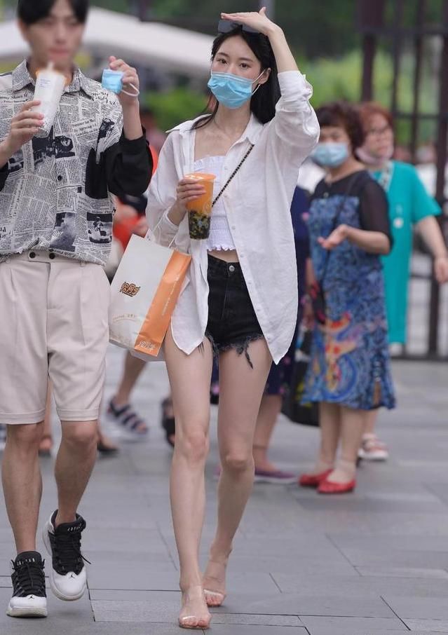 夏日外出不想晒黑？穿着黑色短裤的防晒衬衫，清凉而慵懒