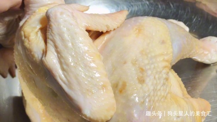 把整只鸡放到盐水中一泡,出锅皮脆肉嫩,不柴不腥,实在太厉害了
