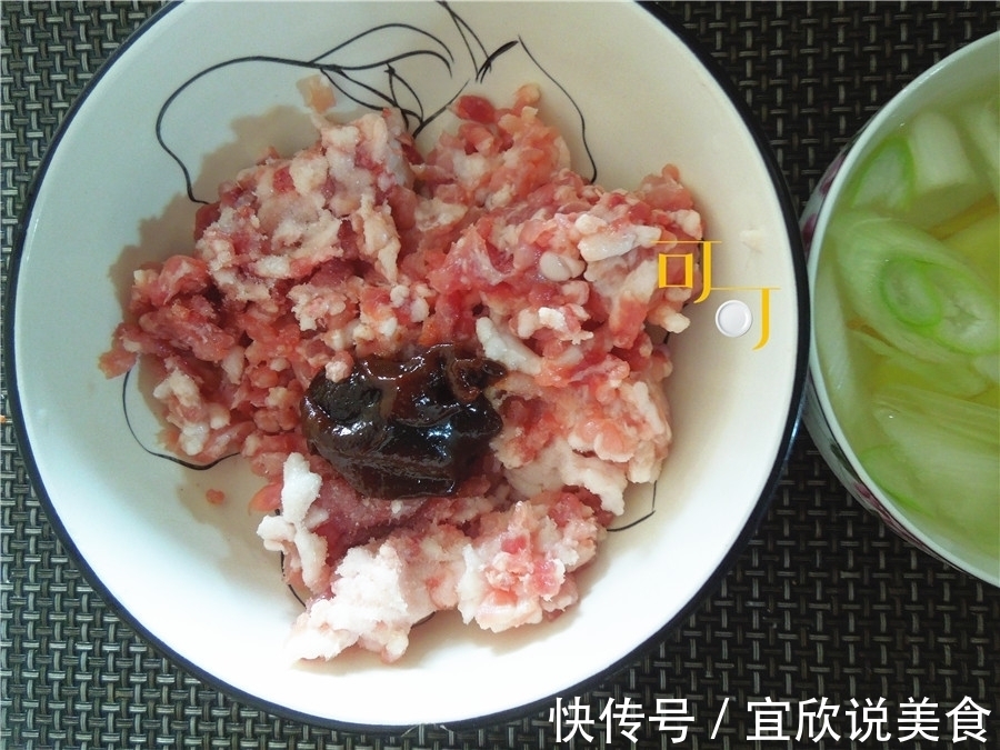 秋天又可以大口吃肉了，干炸丸子做起来，一口一个，外焦里嫩