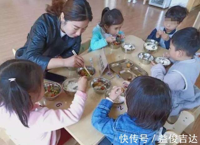 孩子|“妈妈我在幼儿园吃了2碗饭”,看完午餐照片后,妈妈却表示酸了