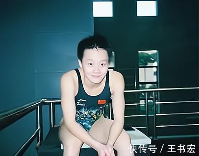 国家队|穿着大棉袄捂得严严实实!全红婵在雪中慢慢步行,大背包意外抢戏
