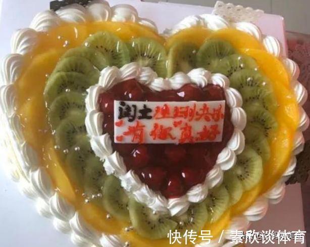 文化|最粗心老爸送女儿的蛋糕火了,看到上面的字,网友:没文化真可怕