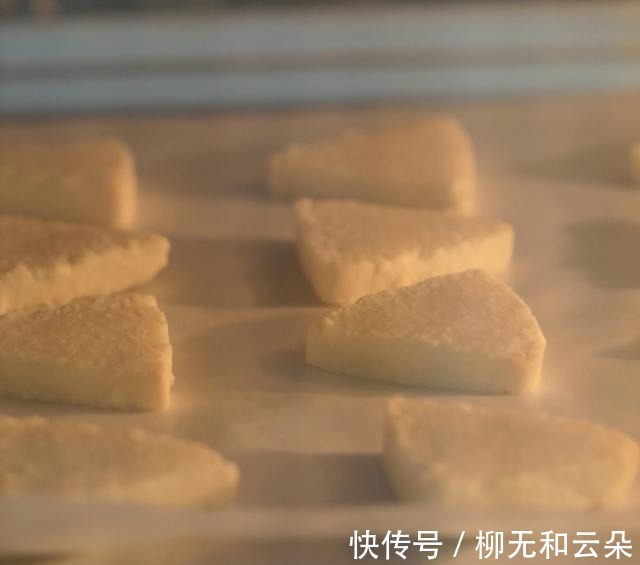 三角酥这小零食简单好做,好吃到没道理,酥到没话说,一盘不够吃!