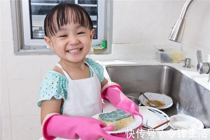 孩子|母女俩在服务区吃饭，被路人拍下传到网上，网友：为孩子未来担心