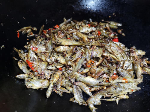 湖南有一种火焙鱼，不烟熏也不放盐，自然鲜甜，炒辣椒下一大碗饭