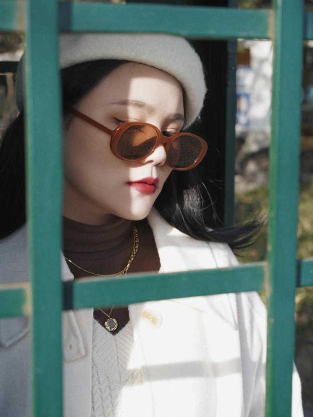 针织毛衣|秋冬的第一件大衣,搭配针织毛衣和半身裙温暖又时髦,漂亮大气!