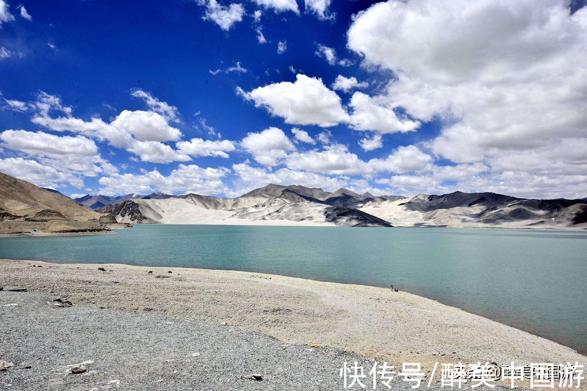 雪山|雪山环绕的白沙湖，湖面如镜，白沙如雪，美如仙子