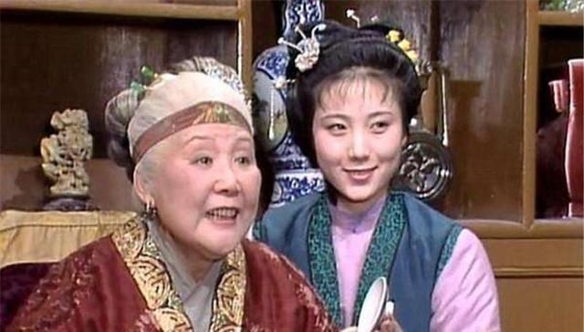 薛姨妈|贾母狠骂薛宝钗,看起来不动声色,其实入木三分,姜还是老的辣