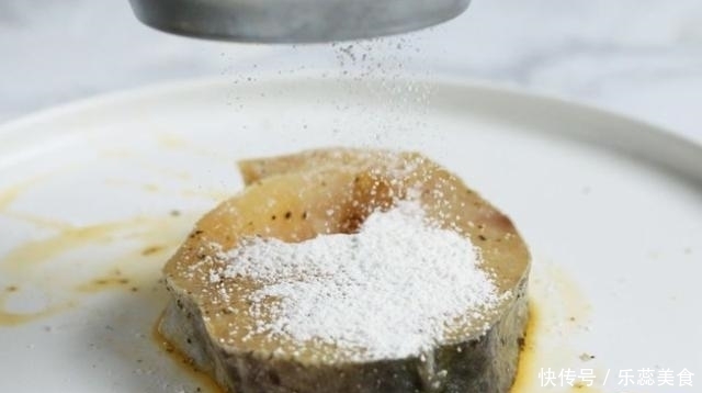 柠檬|高颜值的香煎鳕鱼做法,柠檬片铺底,营养丰富老少皆宜