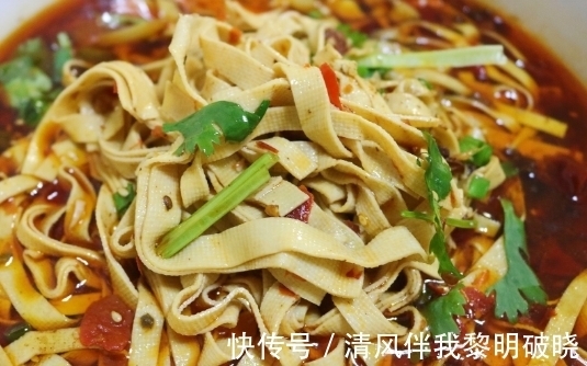 食材|水煮豆腐皮的详细做法,便宜食材也能做出不一样的美味,鲜香麻辣