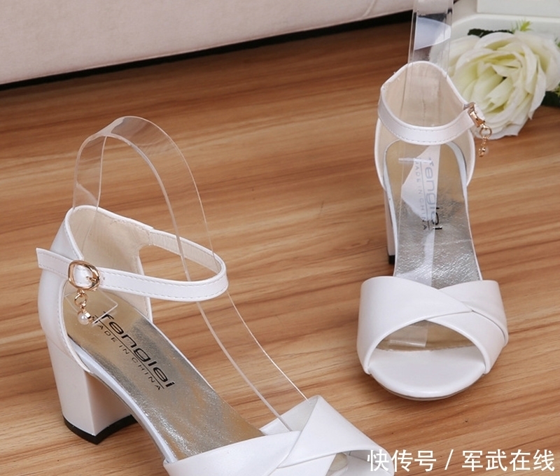 老婆真会穿逛街回来,被她脚上的凉鞋给惊艳到,迷人的认不出来