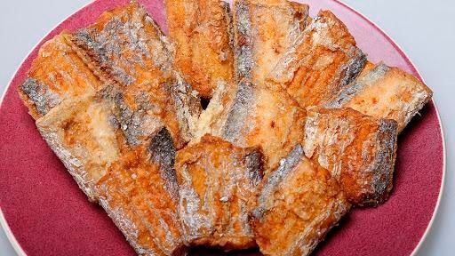 炸带鱼,有人用面糊,有人用淀粉,大厨全不对这才是正确做法