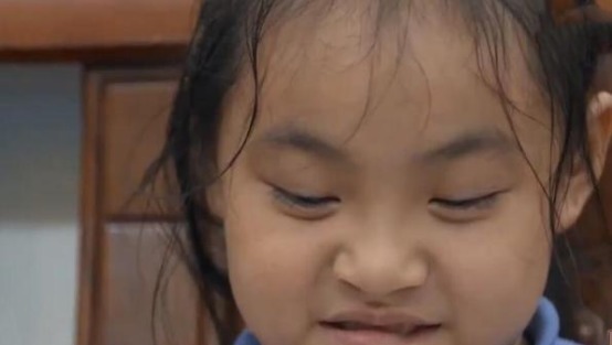 家务|11岁“佣人女儿”引争议,家务多到做不完,亲妈却嘲讽:真磨蹭