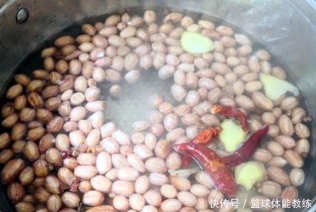 煮花生米时,牢记3点小技巧,花生米又香又入味,下酒追剧两不误