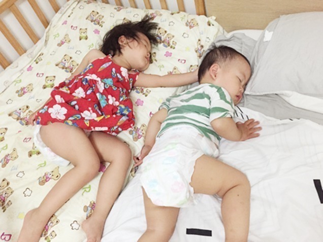 睡姿|姐弟情深,从这些“奇葩”睡姿就能看出来,一言不合就“腿锁喉”