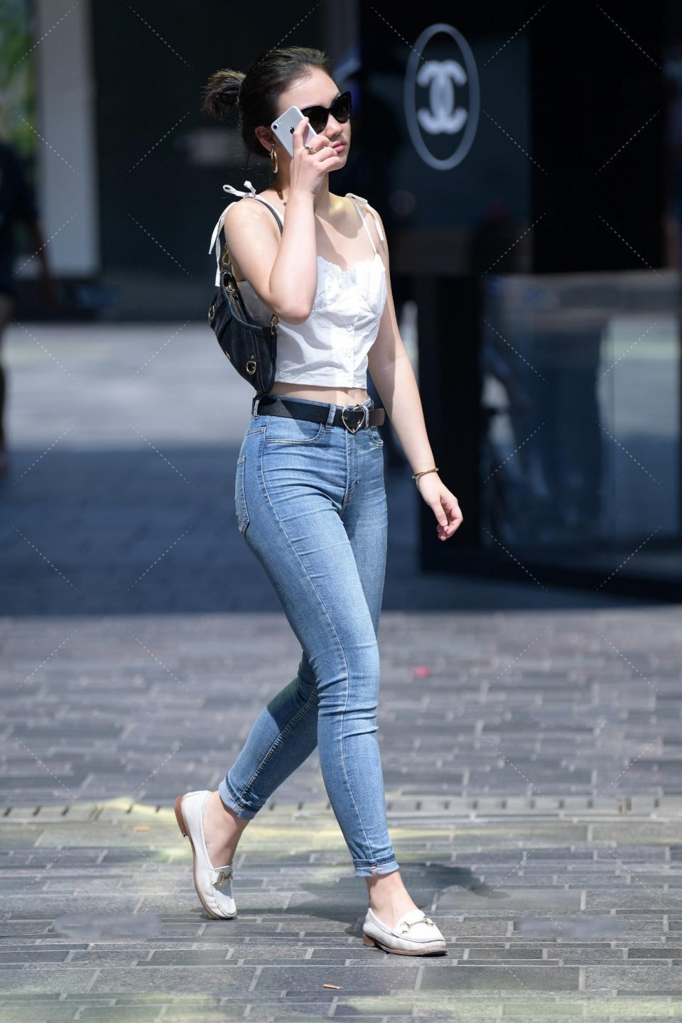 美女街拍:80后最喜欢的类型,拥有一双美腿有多大的优势,各位心里应该清楚