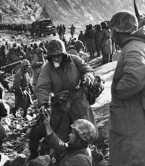 放松|为何军队中只禁酒不禁烟?香烟是放松精神的必备之物