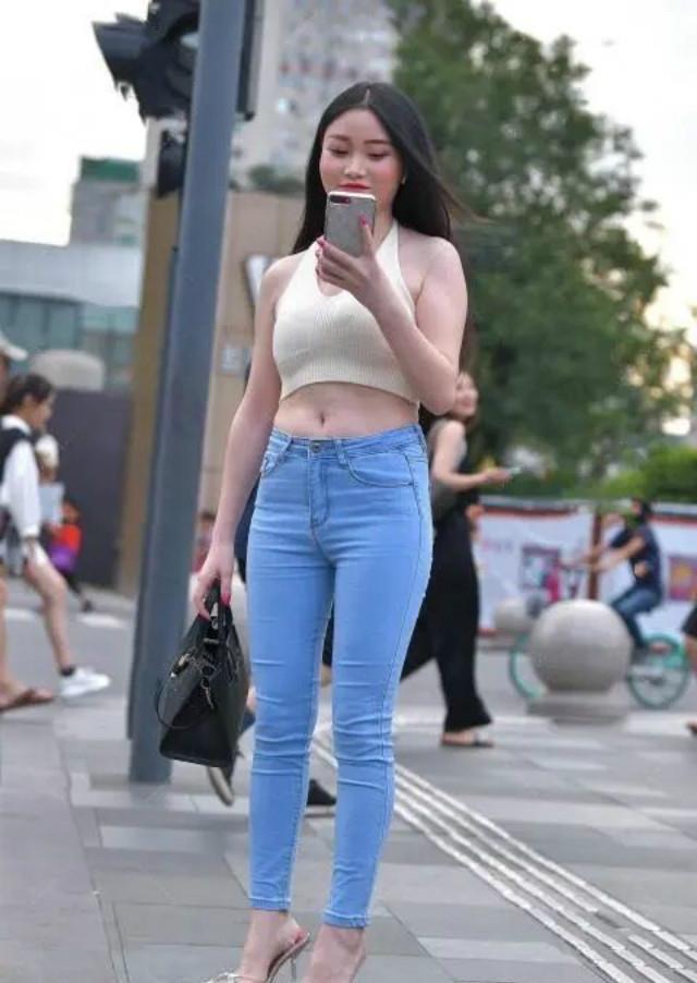 女孩 “小肚子”令女性尴尬,穿搭务必要重视,切不可三心二意!