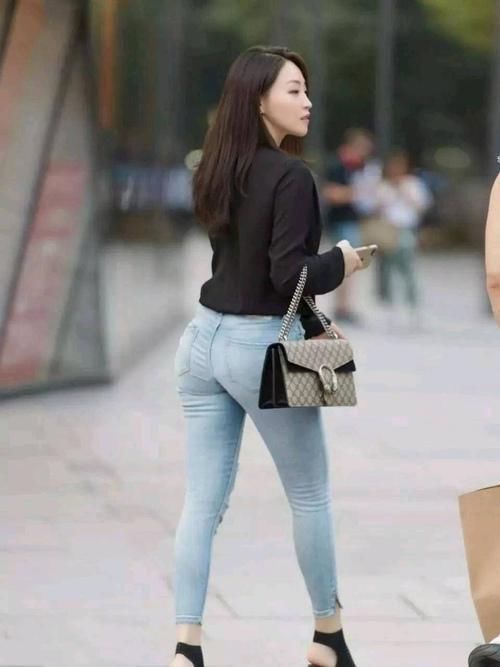 街拍身穿紧身牛仔裤的小姐姐,回眸的一刹那,真是太美了