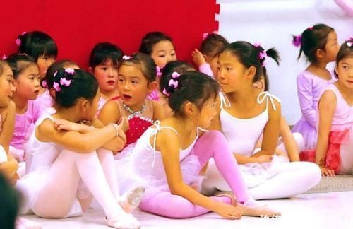 流行文化|6岁女儿喜欢跳舞,当她做到这个动作时,妈妈急忙制止:别练舞了