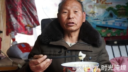 窝棚|六十六岁奇人大叔,住在塑料窝棚过冬不怕冷,抵御寒冷有妙招
