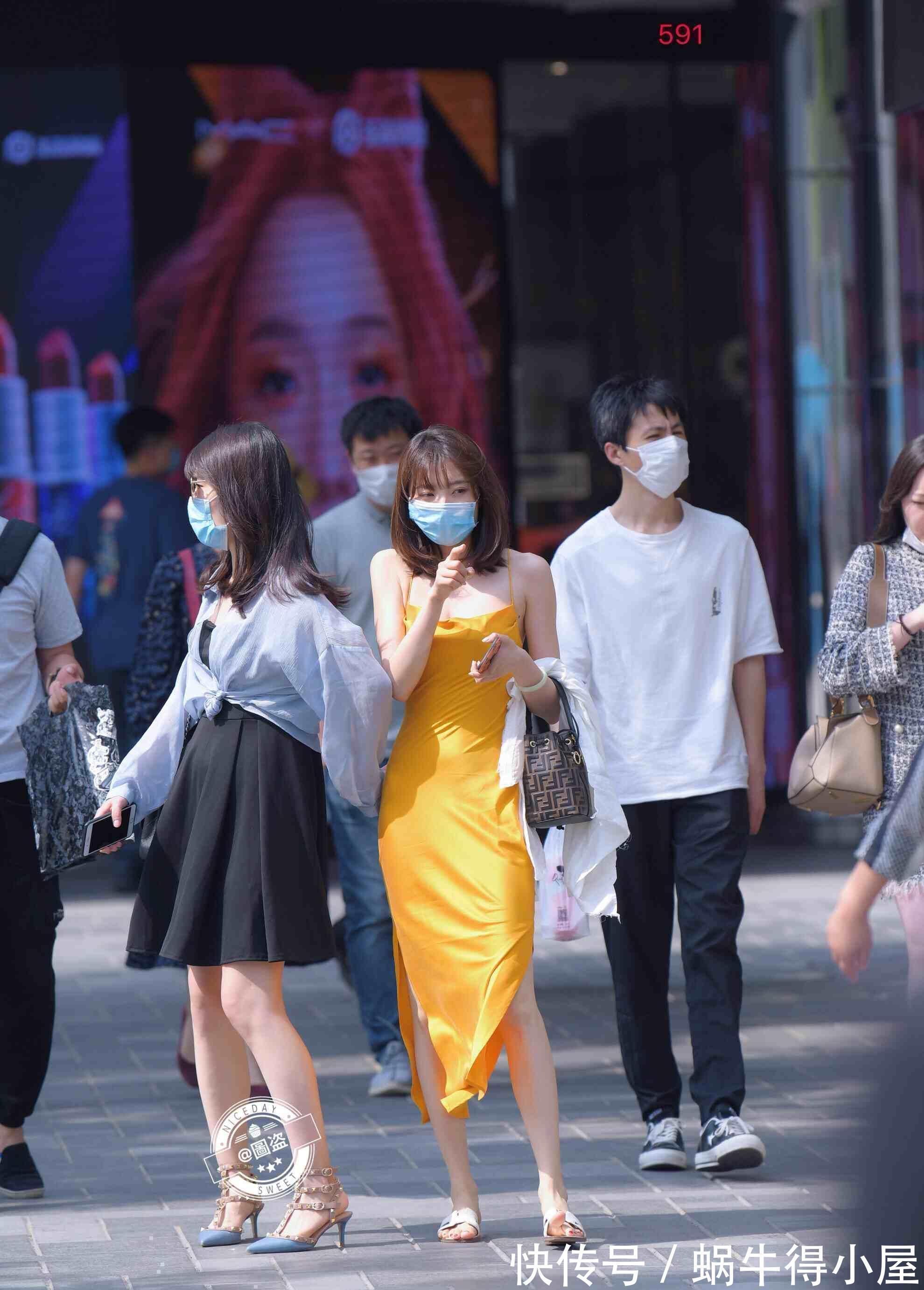 美感|连衣裙的穿搭示范,让造型美感升级,破洞款式