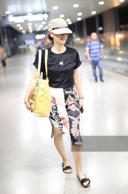 洋气|马伊琍的私服穿搭太聪明了，黑T恤搭配印花裙减龄显嫩，显瘦洋气