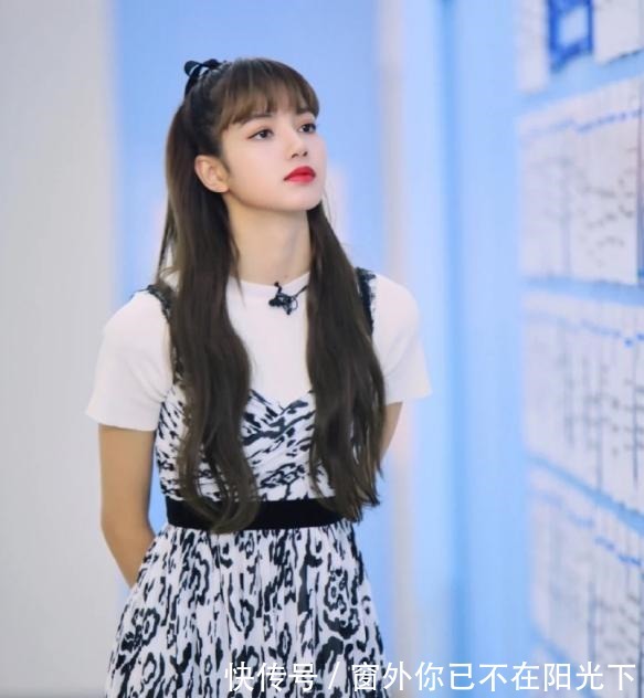 全身|不是所有女星都全身涂粉底液,看清Lisa脸部和腿部,差距明显