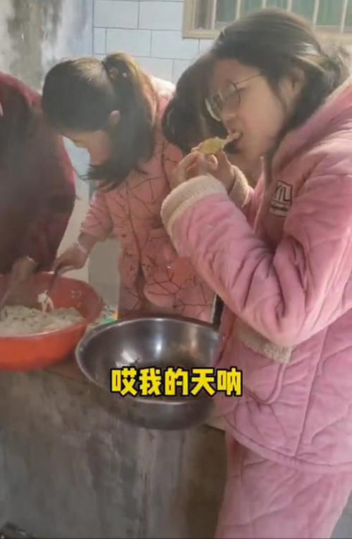 奶奶炸丸子仨孙女围着锅台吃，炸的没有吃的快，忙活了个“寂寞”