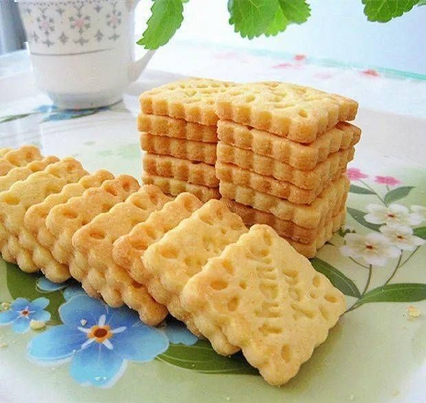 蛋黄酥饼干的家常做法，吃得停不下来！
