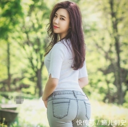 街拍:第一位美女纤细的身材,飘逸的长发很是迷人,海都没有你美