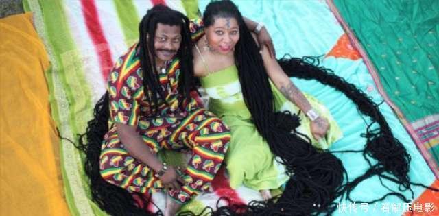 外国美女|外国美女25年从不剪发，头发比身高还长，靠头发年入100万